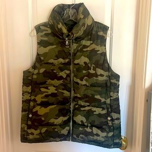 Old Navy camo puffer vest L